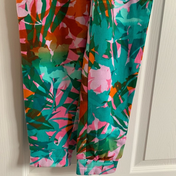 XS JUICY COUTURE
Printed Zip Front Tank Jumpsuit In Tropical Palm Cambo new nwt - Picture 12 of 16